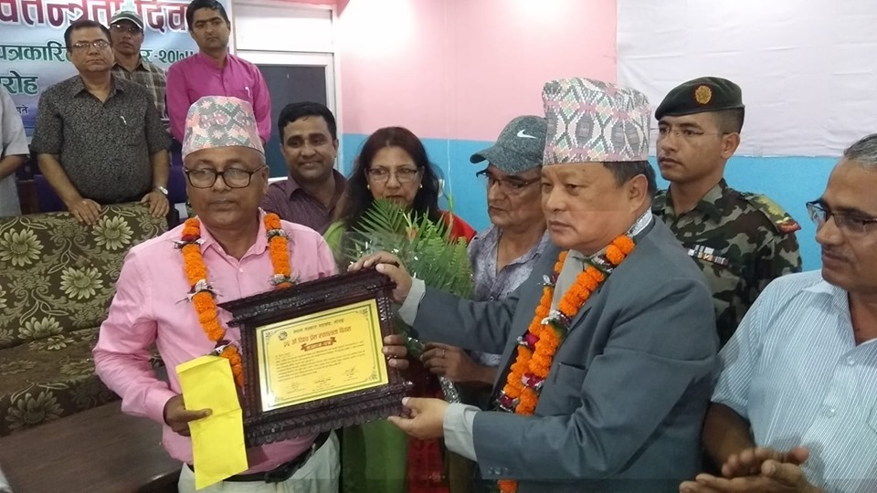 अग्रज पत्रकार भण्डारी पुरस्कृत