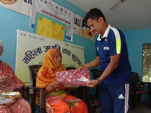 बृद्धाश्रमलाई फुटबल रेफ्रीले दिए भत्ताको रकम