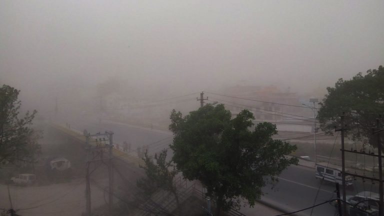 दाङमा खतरनाक हावाहुरी ःछानो उड्यो, घर भत्कियो