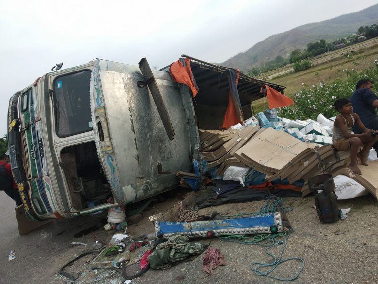 सिरहामा बस र ट्रक ठोक्किदा चालकसहित २ जनाको मृत्यु