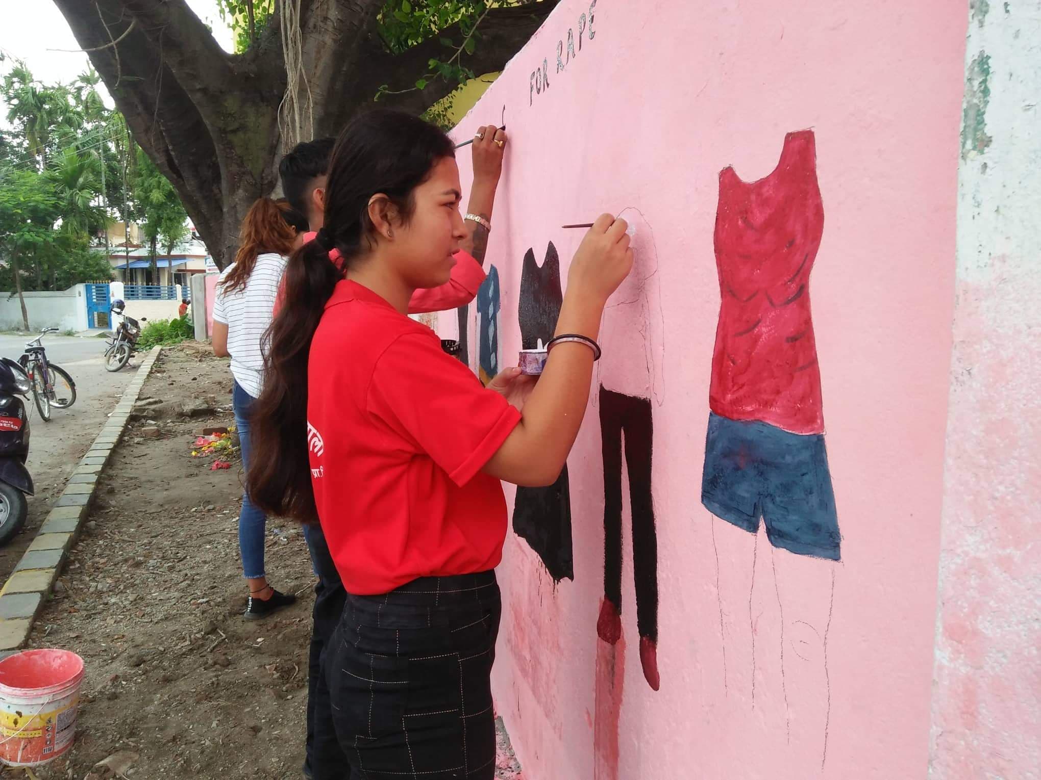 जनचेतनाका लागि भित्तेचित्र कोर्दे विराटनगरका अभियन्ताहरु