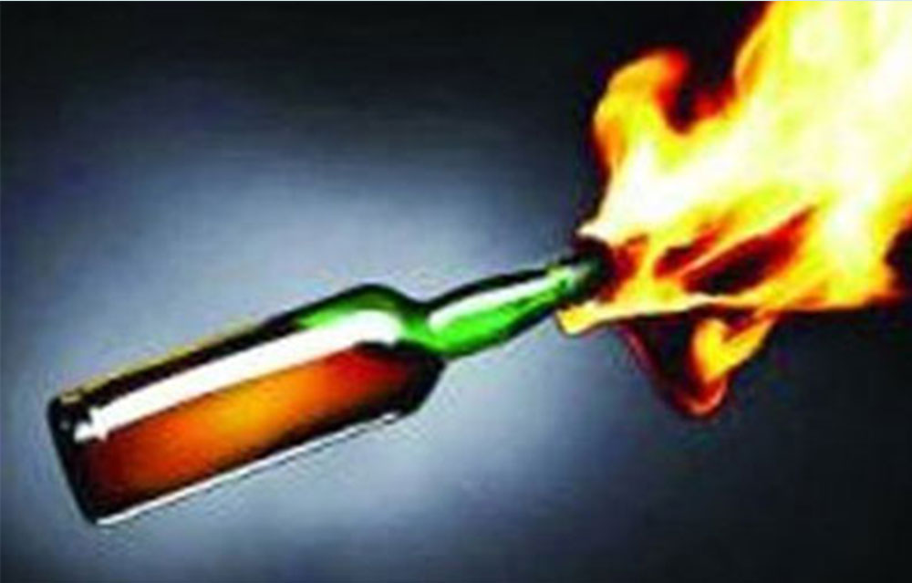 गाउँपालिका अध्यक्षको घर नजिकै बम विस्फोट, दुई वटा गाडीमा पेट्रोल बम प्रहार