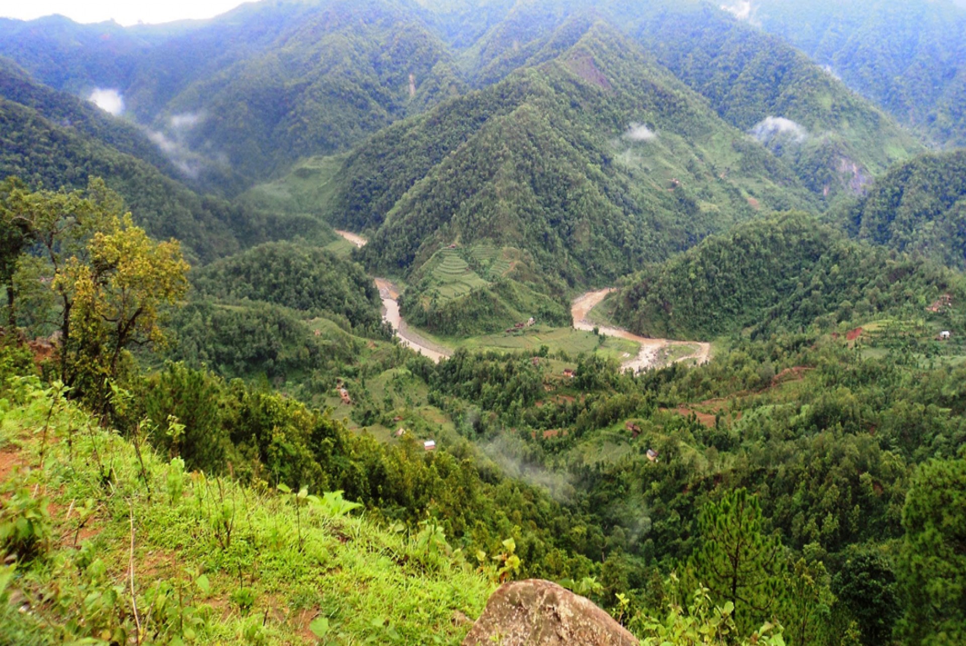 २० वर्षमा पनि बनेन सडक, सदरमुकाम पुग्न चार दिन हिँड्छन् स्थानीय