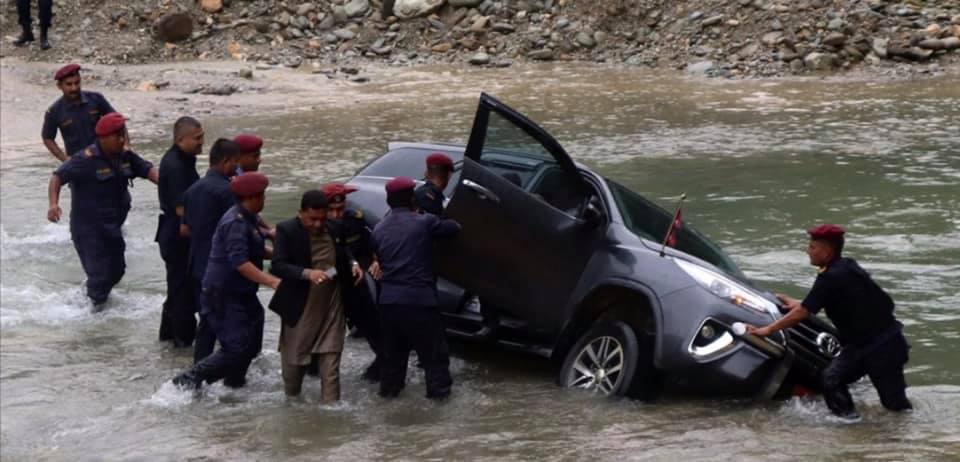 यातायातमन्त्रीकै गाडी खोलामा पल्टिएपछि…