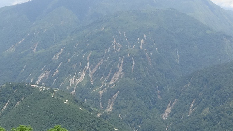 मकालु पहिरो : २९ परिवार विस्थापित, २२ घर उच्च जोखिममा, हेलिकप्टरबाट राहत सामग्री लगिँदै