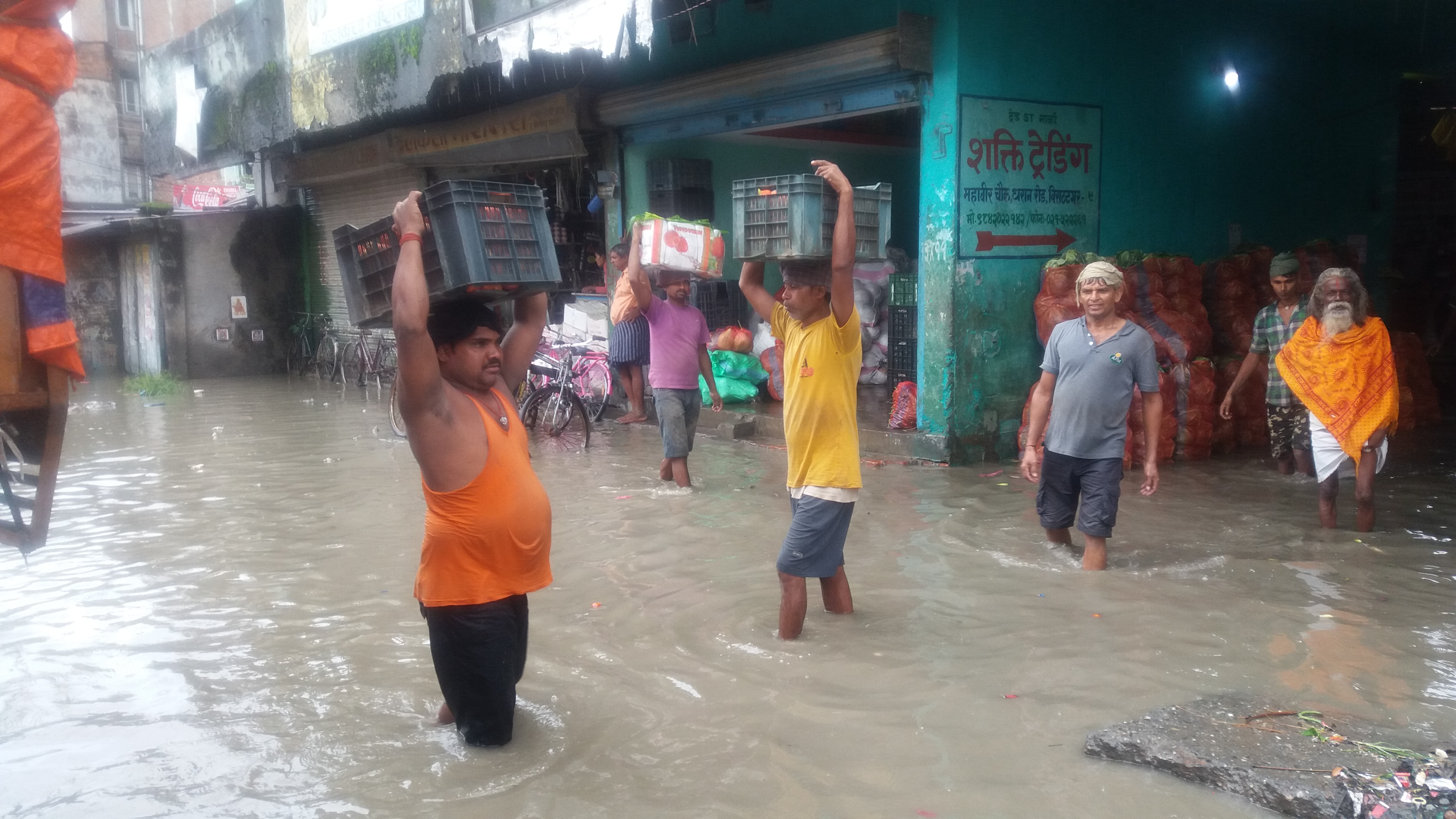 अविरल वर्षाका कारण जलमग्न बन्यो विराटनगर, पसलमा पनि पस्यो पानी (फोटो फिचरसहित)