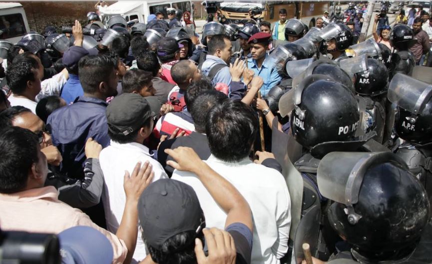 स्थानीय तहको विज्ञापन खारेज गर्न माग गर्दै लोक सेवा अगाडि प्रदर्शन