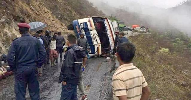 ओखलढुंगामा बस दुर्घटना : ३ को मृत्यु,१७ घाइते