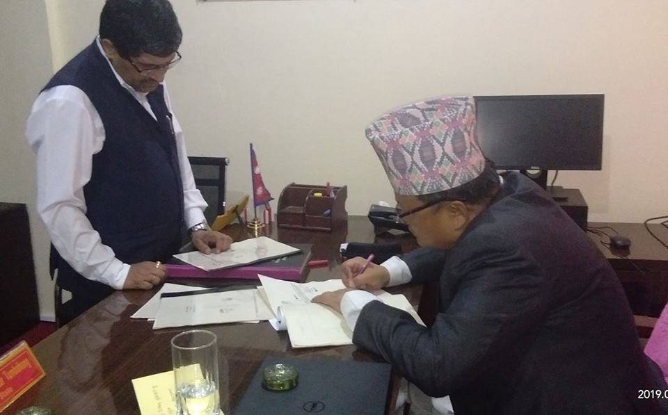 प्रदेश १ का प्रमुख डा. तुम्बाहाङद्वारा २ विधेयक प्रमाणीकरण