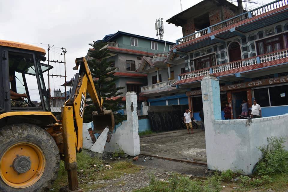 इटहरीका मेयर द्धारिकलालले आफ्नै घरको पर्खालमा डोजर लगाए