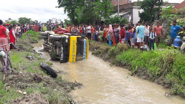 टंकीमा स्कुल बस नहरमा खस्यो
