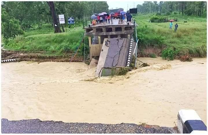 पूर्वपश्चिम राजमार्गको भप्सी पुल बाढीले बगायो