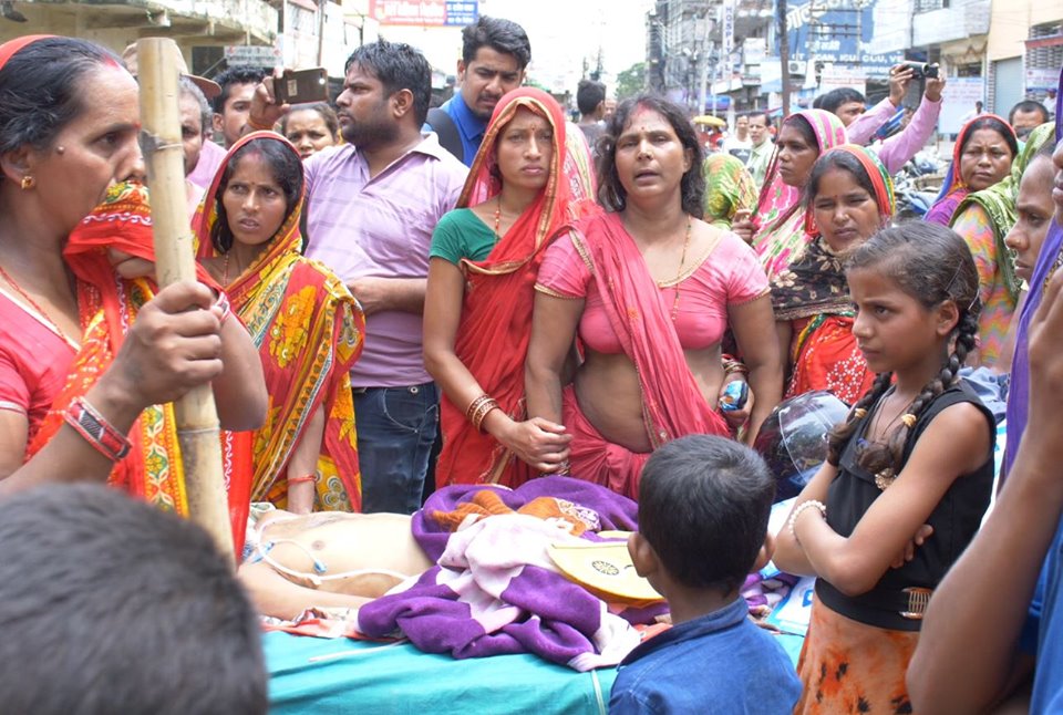 कुटपिटका कारण मृत्यु भएका विराटनगरका सेमानन्द यादवको शवसहित प्रदर्शन