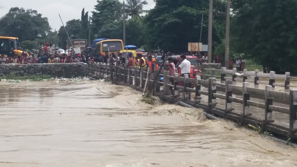 बाढीका कारण लोहन्द्रा खोलाको पुल जोखिममा