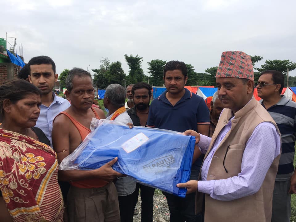 मन्त्री घिमिरेद्वारा बाढीपीडितलाई त्रिपाल वितरण