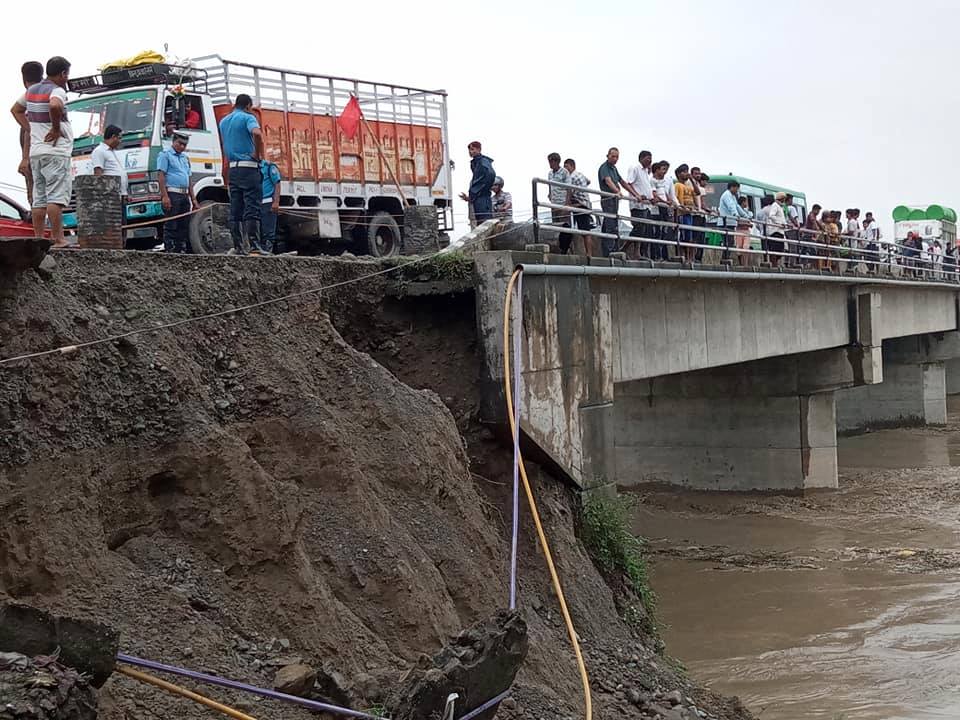 दुहवीस्थित बुढीखोलाको पुल उच्च जोखिममा