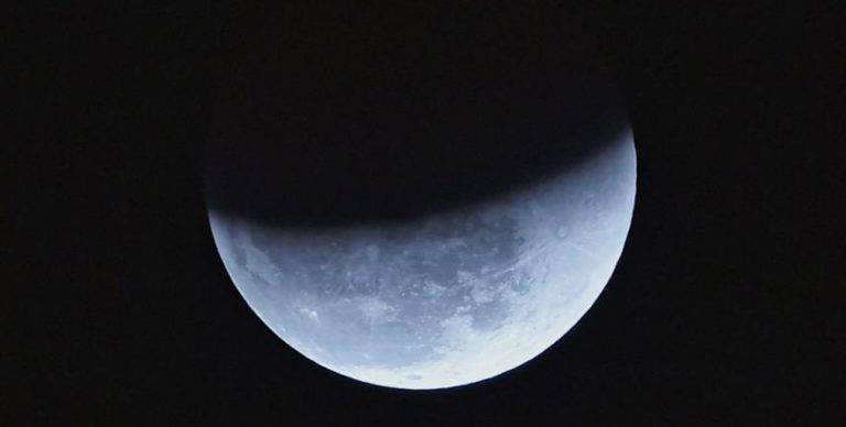 आज लाग्दैछ खण्डग्रास चन्द्रग्रहण, चार राशीलाई मात्रै शुभ