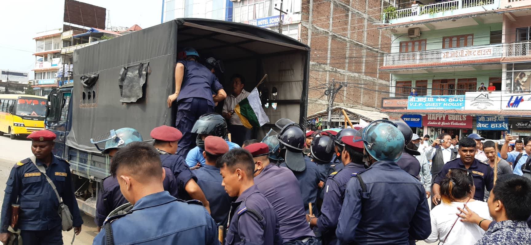 विज्ञापनको विरोधमा बन्द गराउँदै हिडेका १५ जना इटहरीबाट पक्राउ
