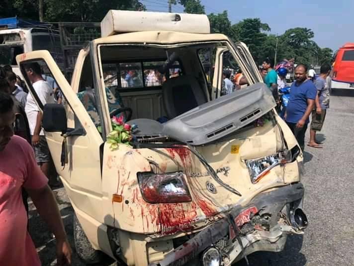 पथरीमा  बस र तरकारी बोकेको गाडी ठोक्किँदा २ जनाको मृत्यु