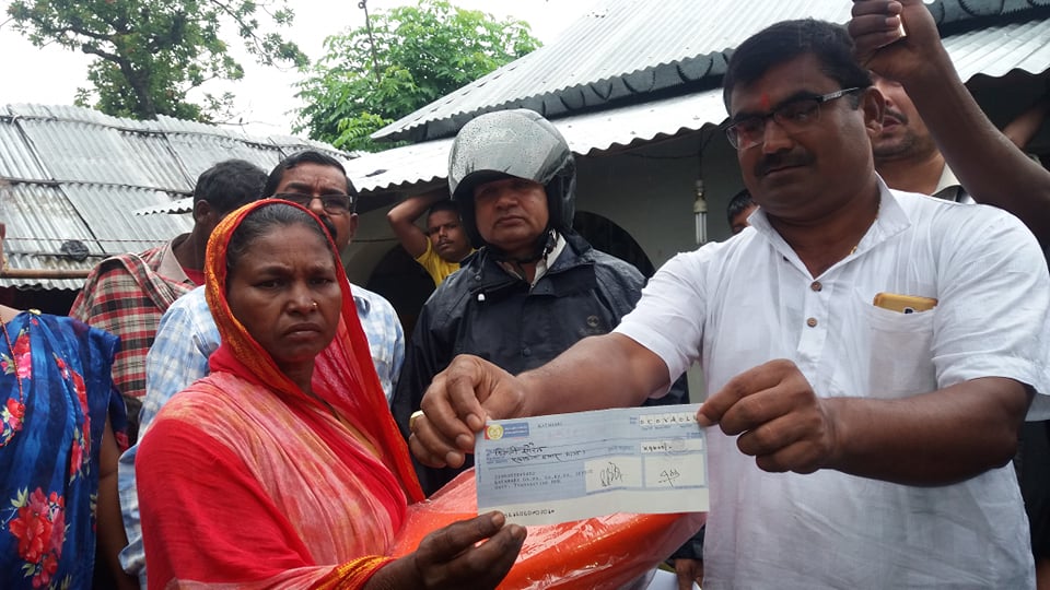 बाढीमा बेपत्ताका परिवारले पाए ५१ हजारको सहयोग
