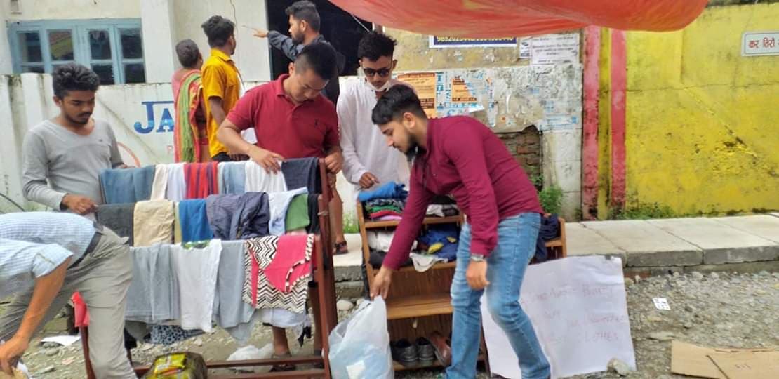 विराटनगरमा पनि खुल्यो कपडा लेनदेन गर्ने ‘क्लोथ बैंक’, गरिबका लागी सहारा बन्दै युवाहरू
