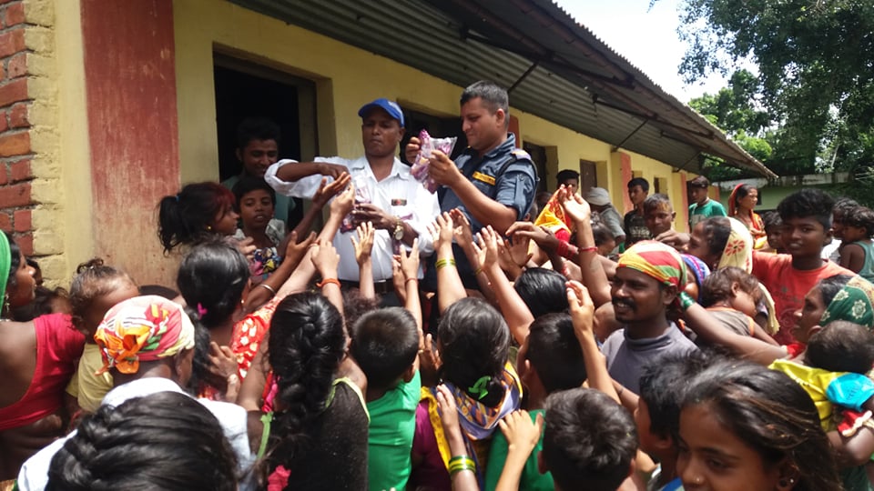 विद्यालयमा आश्रित बाढी पीडितलाई राहत वितरण