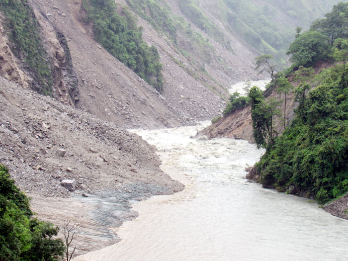 पहिरोका कारण बुढीगंगा नदी थुनिने खतरा