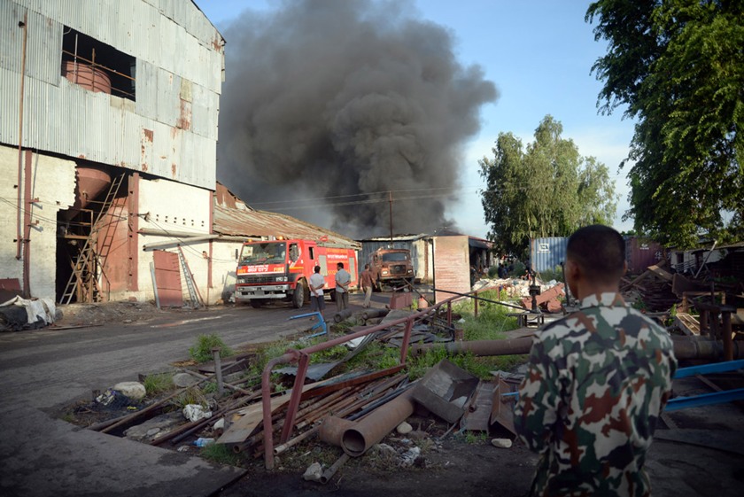 वीरगञ्जको तेल उद्योगमा भीषण आगलागी