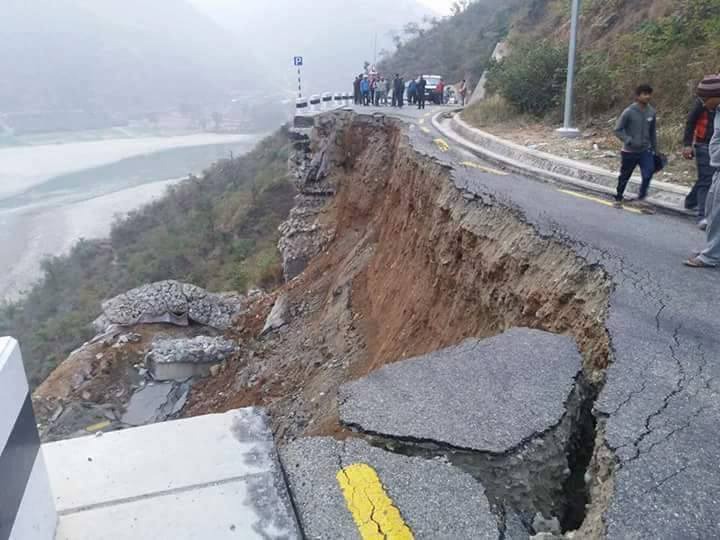 बाढी र पहिरोका कारण देशका विभिन्न ६ दर्जन बढी मुख्य सडक अवरुद्ध