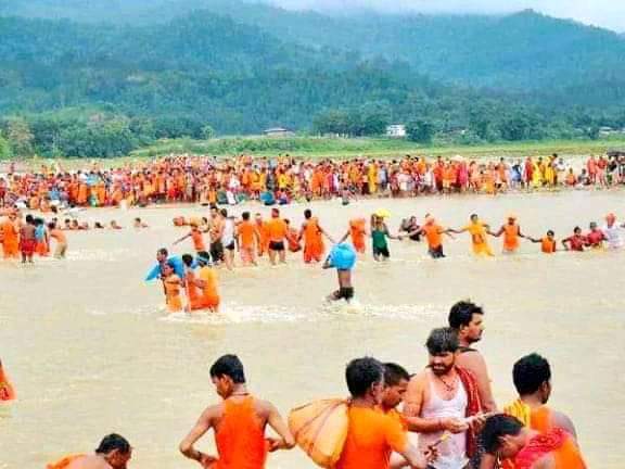 आज साउने सोमबार, शिवलिङ्गमा जल चढाउनको घुइँचो