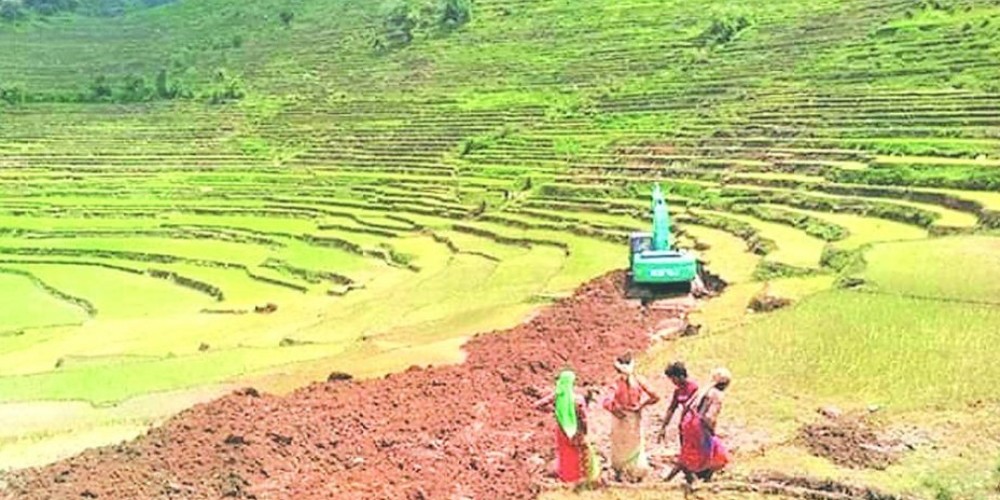 सडक योजनाका नाममा धान खेतमा चलाइएका डोजर हटाइए