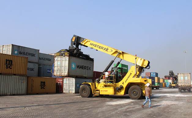 ढुवानी रोकिँदा वीरगन्जमा हजारौं ट्रक सामान अड्कियो