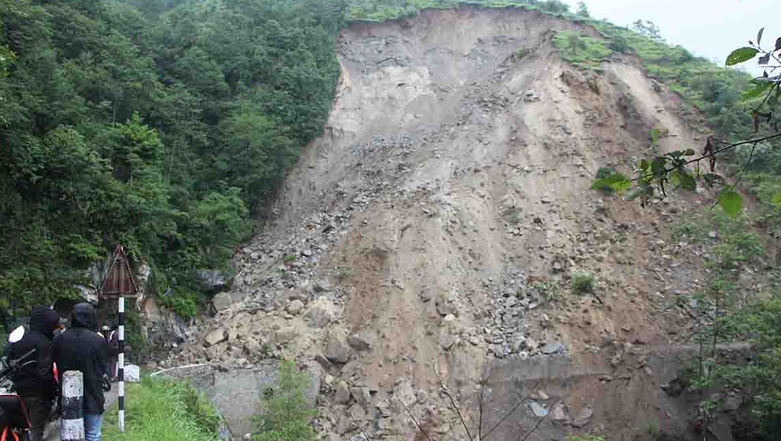 पाँचथरको पहिरो हटेन, बैकल्पिक मार्ग खोजियो