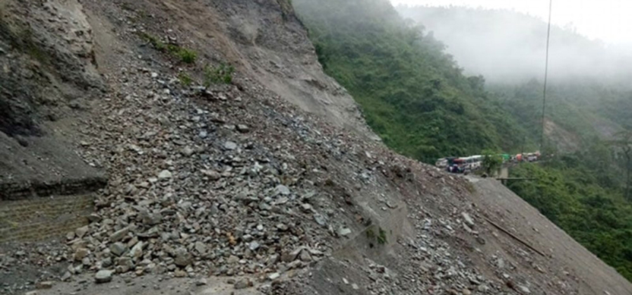 पहिरोका कारण पूर्वका तीन राजमार्ग ठप्प