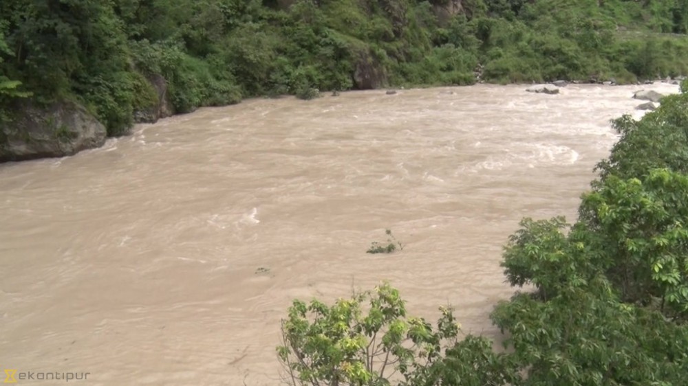 तमोर नदीले बगाएर एकै घरका ३ जना बेपत्ता
