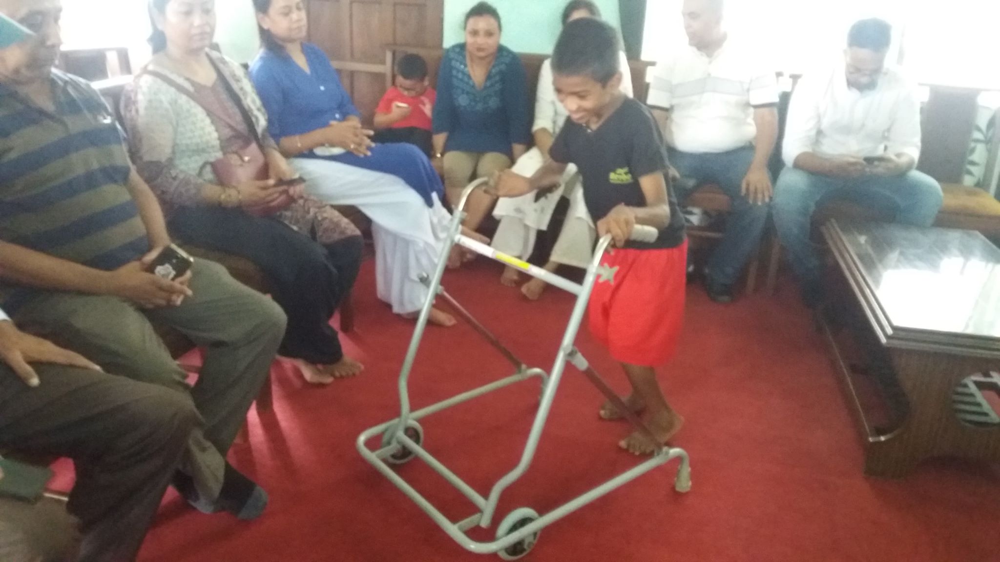 प्रदेश १ का एक दर्जन अपाङता भएका ब्यक्तिले पाए सहायक सामाग्री