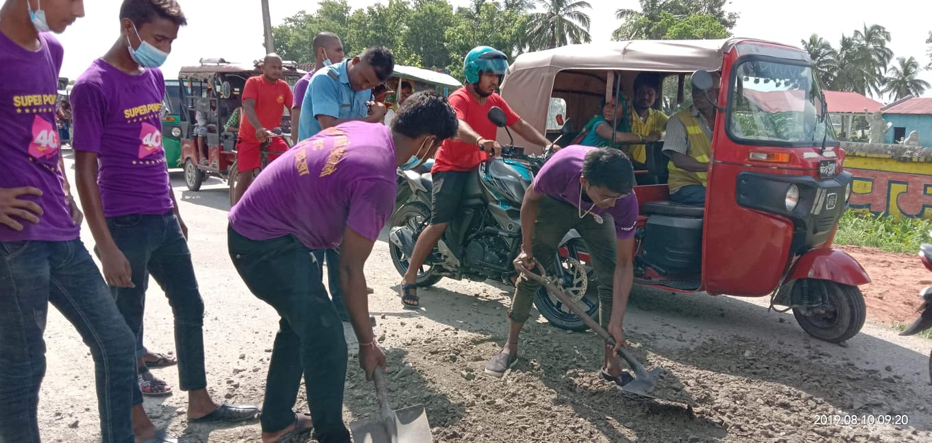 सडक मर्मतमा जुट्यो हातेमालो अभियान