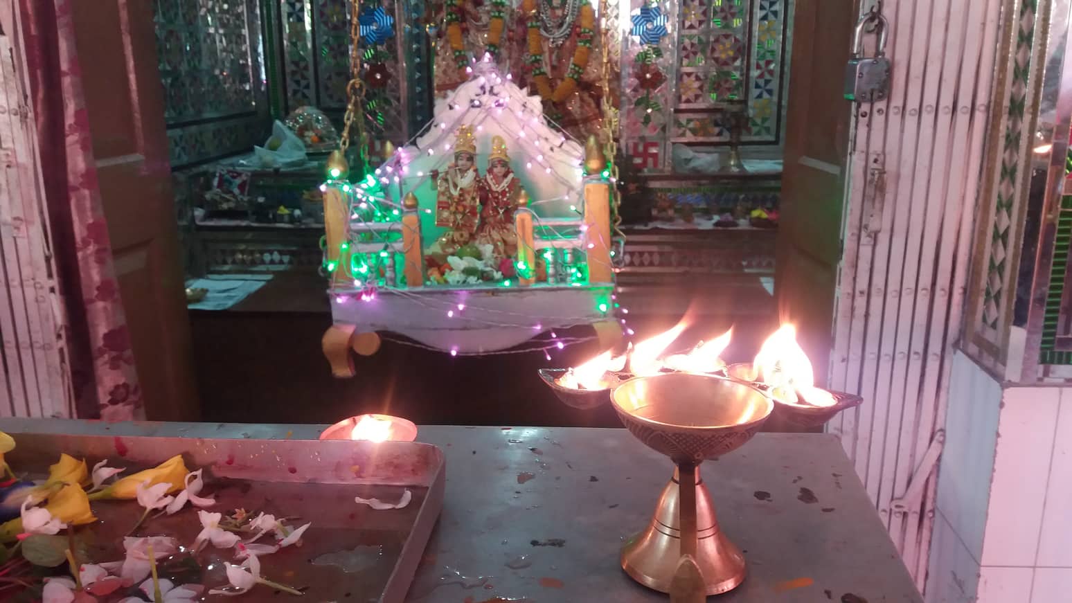 विराटनगरका राधाकृष्ण मन्दिरमा झुलन पर्वको रौनक