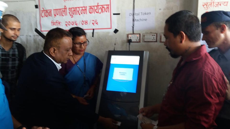 इटहरी यातायातको टोकन मेशिन संचालनमा,धनकुटाबाट पनि लाइसेन्स बाँडिने