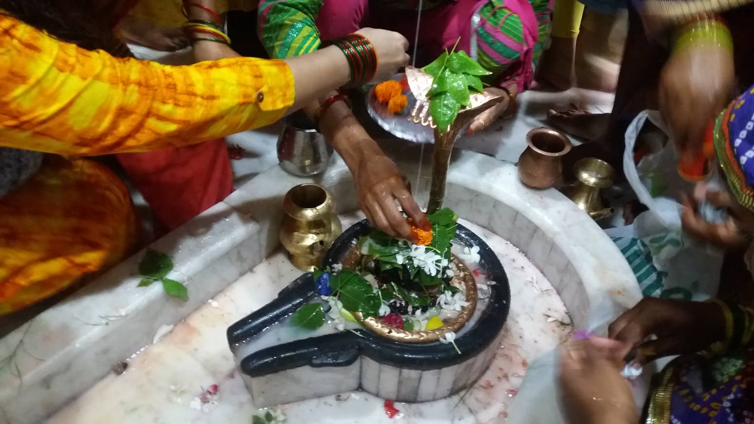 आज अन्तिम सोमबार शिवालयहरुमा भक्तजनको घुइँचो