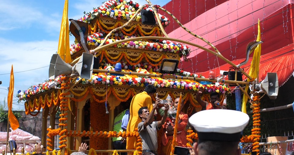 रथ ट्राफिक चोकबाट महेन्द्र चोक आउँदै