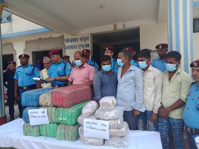 भारतीय कारमा २१ किलो गाँजासहित ४ पक्राउ