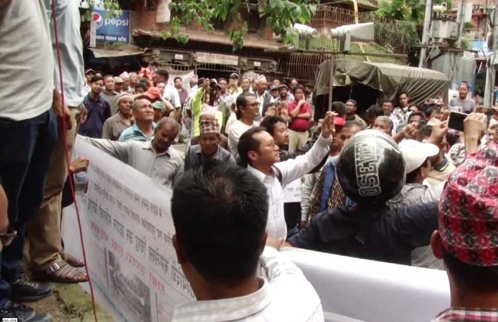 कमलपोखरी अतिक्रमण गरेर व्यापारीक कम्प्लेक्स बनाइएकोमा स्थानीयको विरोध