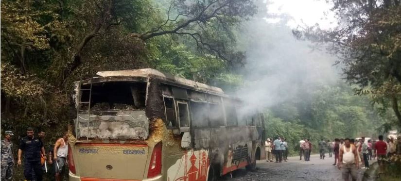 नवलपरासीको दाउन्नेमा यात्रुबाहक बसमा आगजनी