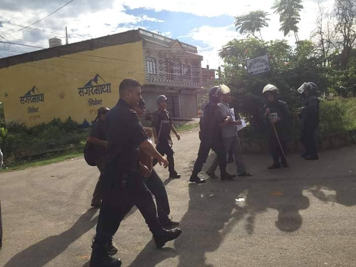 कालो पट्टी बाँधेर संविधानको विरोध गर्ने ६ जना पक्राउ