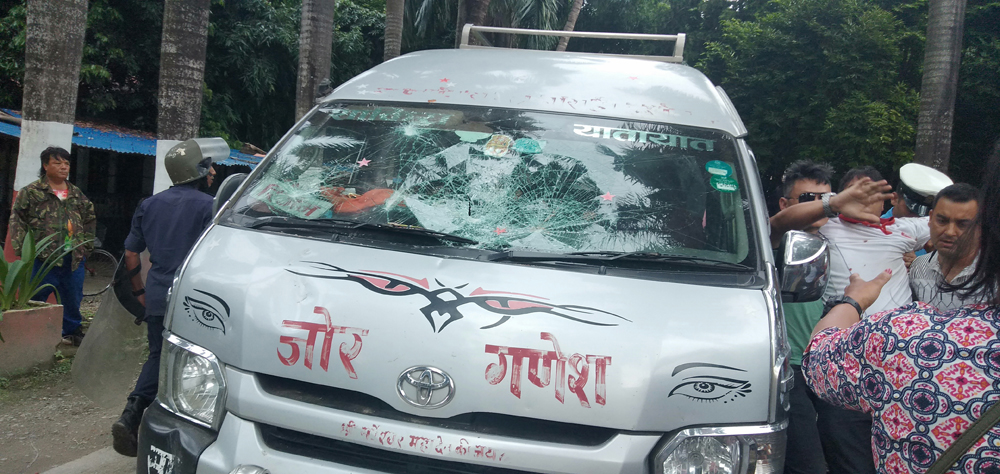 ज्ञानेन्द्र शाहीमाथि चितवनमा कुटपिट