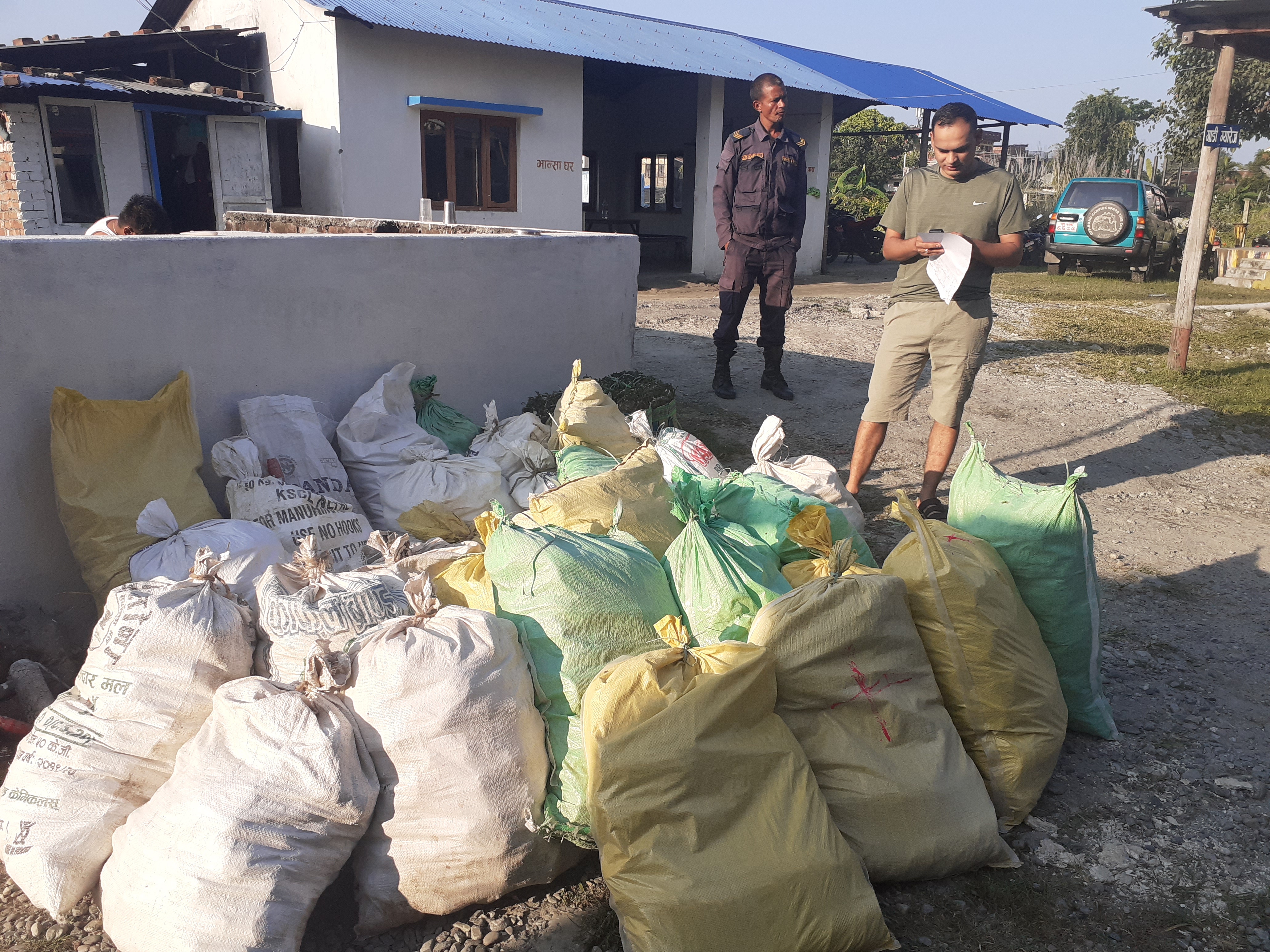 अवैध घरेलु मदिरा बनाउने कच्चा पदार्थ बरामद