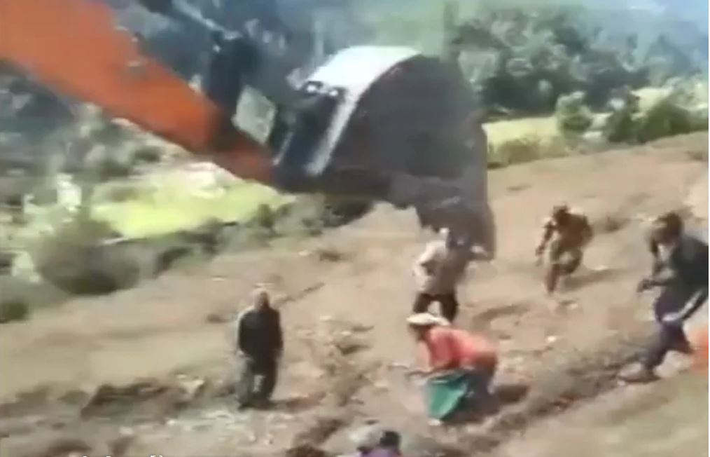 डोजरले महिलालाई किच्न खोज्ने चालकमाथि ज्यान मार्ने उद्योगमा मुद्दा दर्ता