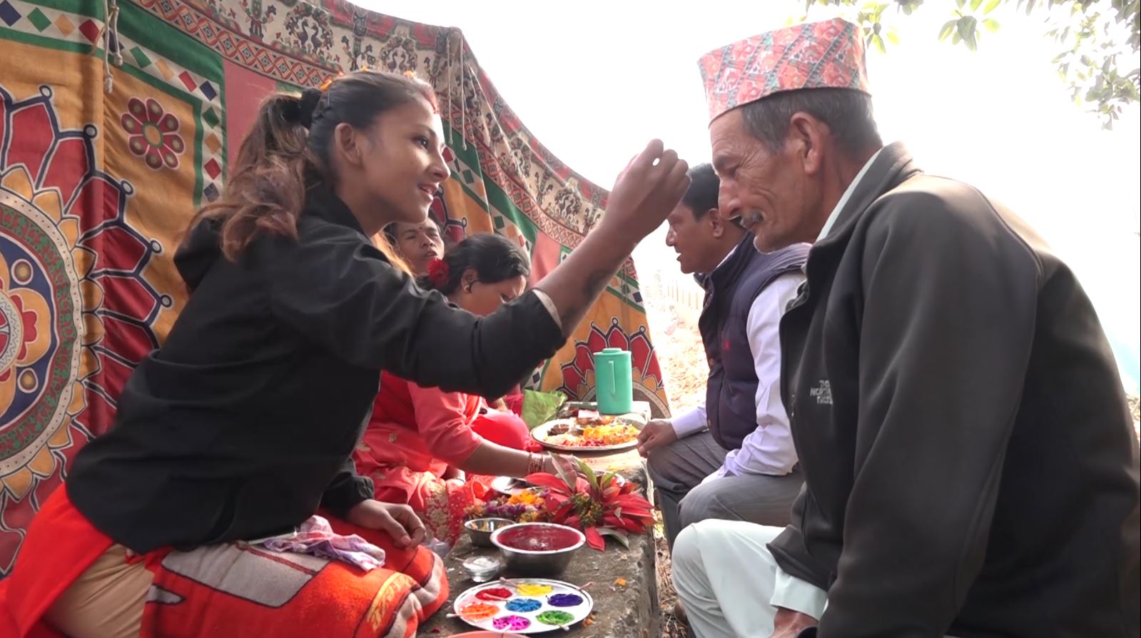  दिदीबहिनी नहुनेहरुले रानीपोखरीमा पुगेर लगाए टीका