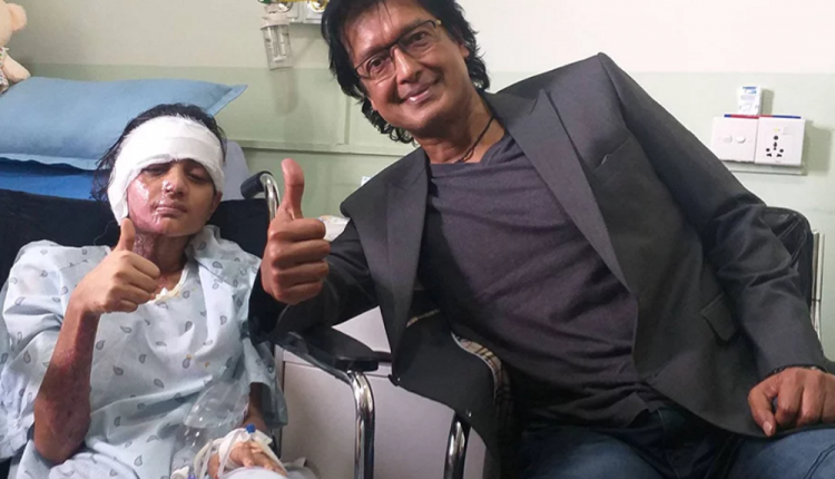 एसिड पीडित मुस्कानलाई भेट्न अस्पताल पुगे राजेश हमाल